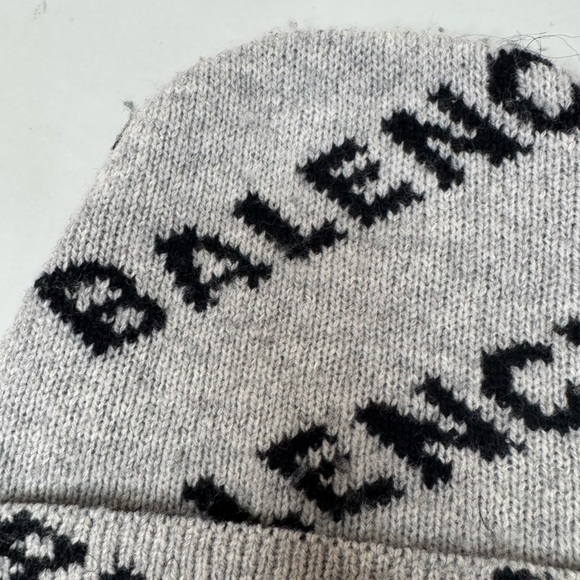 Authentic Balenciaga Grey & Black Logo Beanie – Unisex - Picture 12 of 14